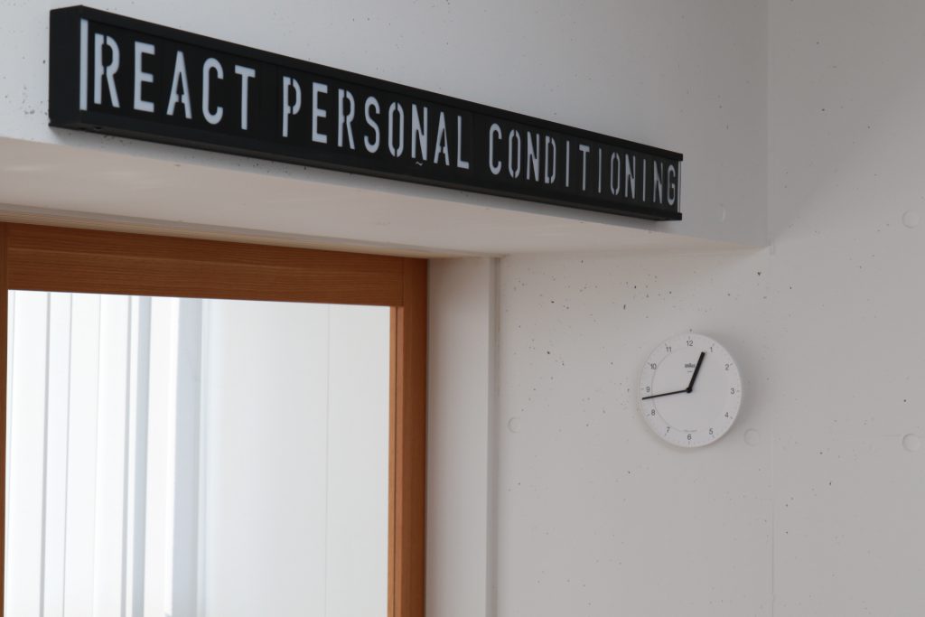 リアクト正面画像